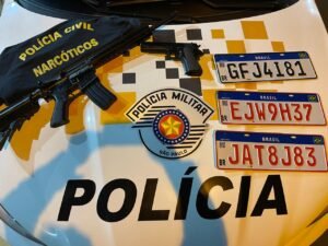 Homem é preso com uniforme da Polícia Civil e simulacro de armas no carro