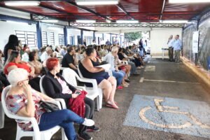 Prefeito Chico entrega escrituras de imóveis para 71 famílias