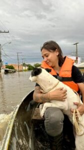 Foco da equipe não se limita apenas ao resgate de animais. Além das operações realizadas por barco para salvar animais, o grupo também está mobilizando recursos humanitários.