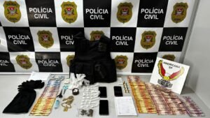 Os presos, juntamente com as drogas e demais itens apreendidos no flagrante foram levados à sede da Dise.