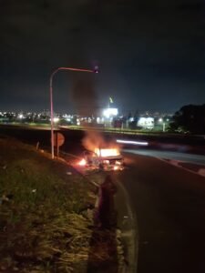 Automóvel pega fogo em Americana na noite desta terça-feira