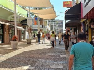 Consumidores que fizerem as compras nos estabelecimentos identificados com cartazes da promoção “Espetáculo de Prêmios” estarão concorrendo a R$200 mil em diversos produtos ao longo de um ano, incluindo um carro zero quilômetro que será entregue em janeiro.
