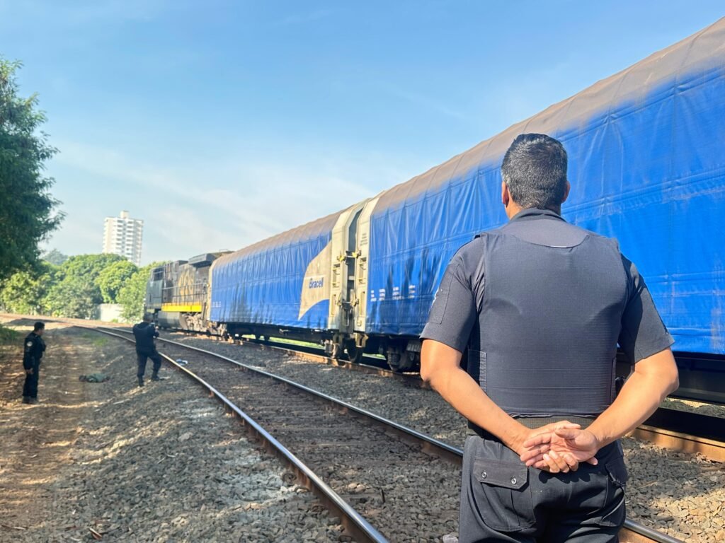 Equipes da Gama (Guarda Municipal de Americana), Polícia Civil e seguranças da ferrovia estão preservando o local enquanto aguardam a chegada da perícia.