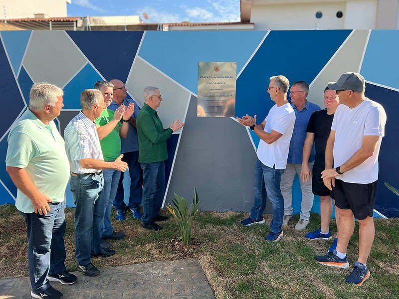 A inauguração da nova praça da Avenida Brasil contou também com as presenças dos vereadores Luiz Carlos Cezaretto, Thiago Martins e Fernando da Farmácia, e dos secretários municipais Leon Botão (Comunicação e Tecnologia da Informação) e Rafael de Barros (Desenvolvimento Econômico).