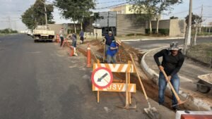 Prefeitura de Americana constrói sarjetão em cruzamento da Avenida de Cillo