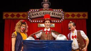 "Gran Cirque Brado" é um espetáculo que une as linguagens da palhaçaria, da representação teatral e traz ainda números de música, acrobacia, mágica e arremesso de facas, todos construídos a partir do olhar do palhaço.