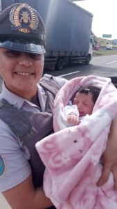 Polícia Rodoviária salva bebê de apenas dois dias de engasgamento