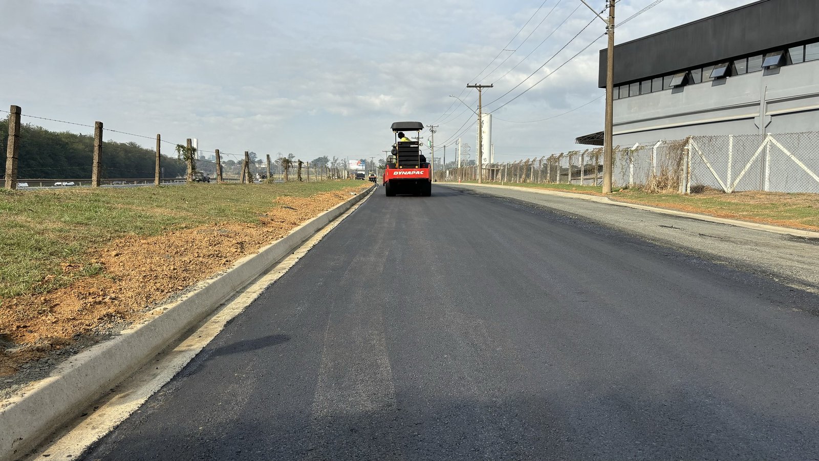 Prefeitura inicia aplicação do asfalto na Avenida Affonso Pansan