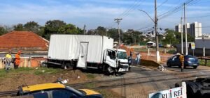 Trem e caminhão baú colidem em acidente em Hortolândia