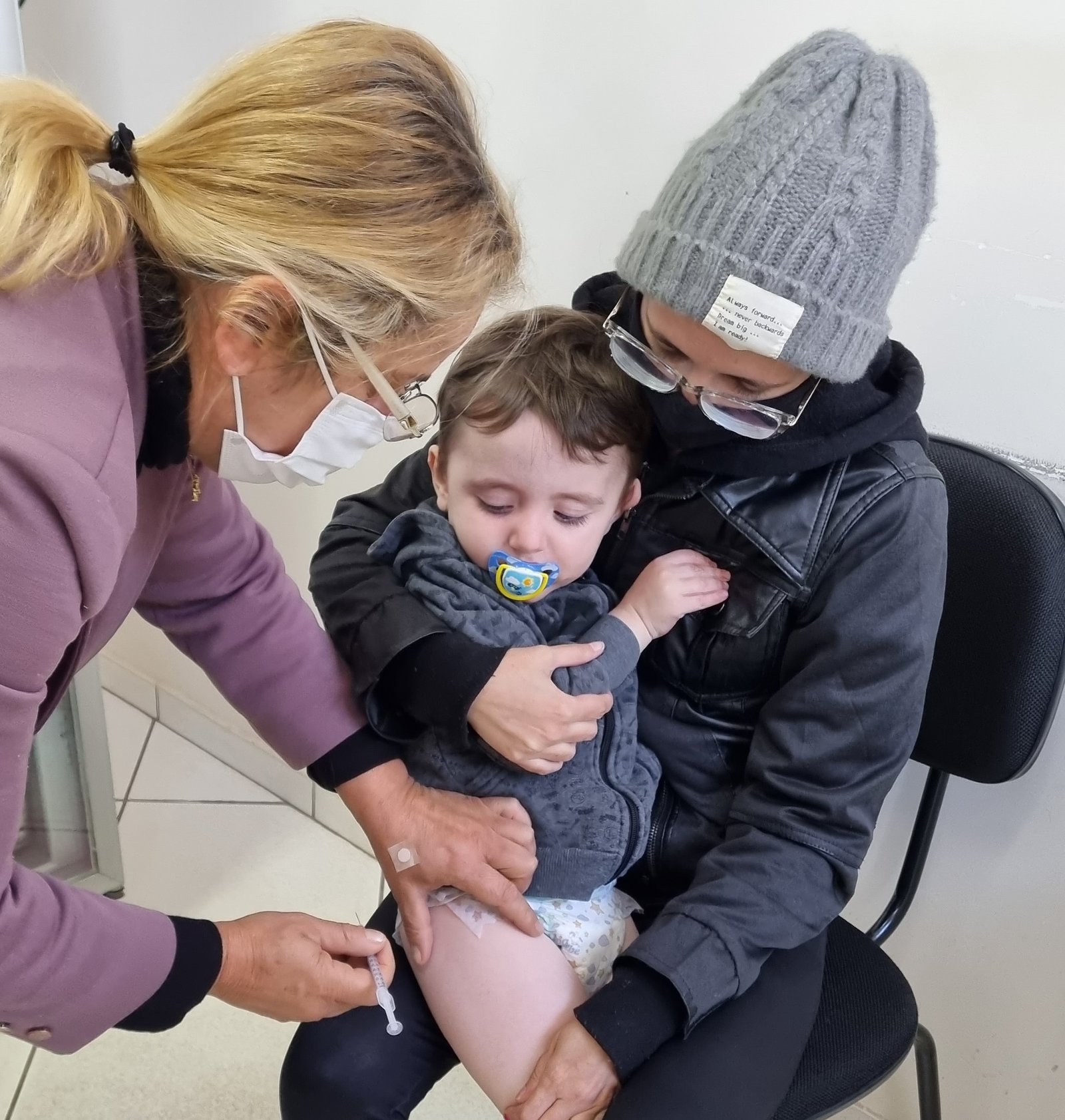 O relatório da OMS/UNICEF mostra que, no Brasil, o número de crianças que não receberam nenhuma dose da DTP1, que protege contra a difteria, o tétano e a coqueluche, caiu de 418 mil em 2022 para 103 mil em 2023.
