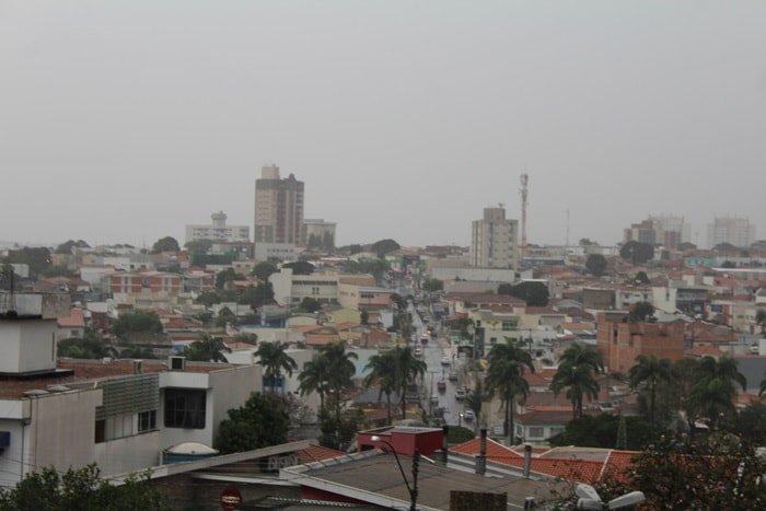 Segundo o Cepagri (Centro de Pesquisas Meteorológicas Aplicadas à Agricultura) da Unicamp (Universidade Estadual de Campinas), esta sexta-feira (12) será semelhante à quinta-feira (11), com variação de nuvens e sem previsão de chuva. A temperatura máxima esperada para hoje é de 26°C.