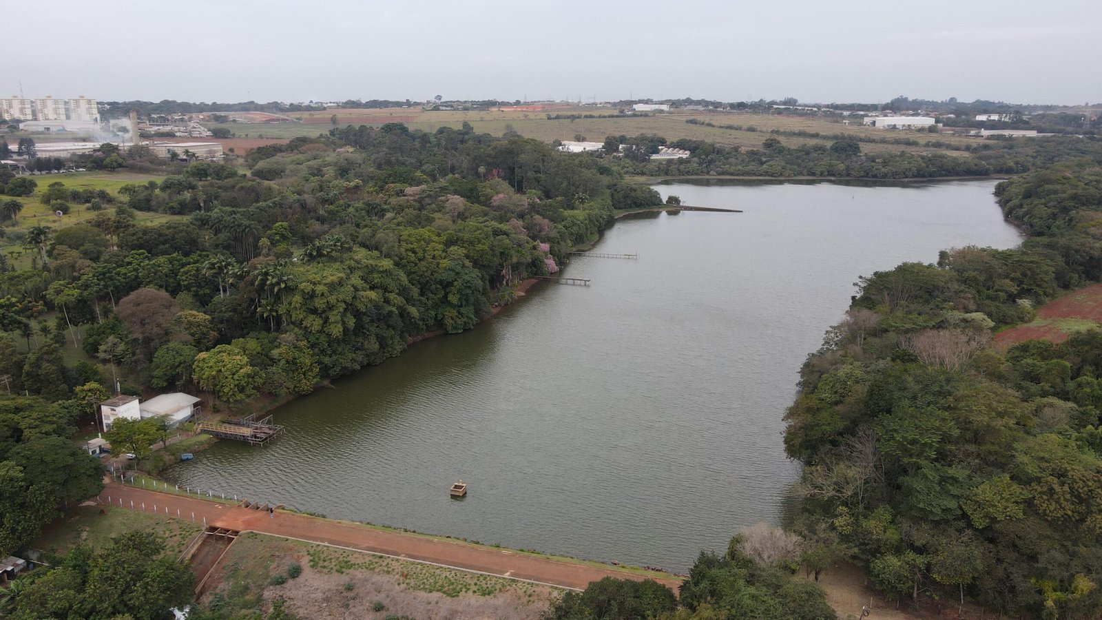 No combate à perda de água tratada, o monitoramento remoto realizado em tempo real por sistema de telemetria da pressão e vazão em 52 pontos das redes e dos volumes registrados na saída dos reservatórios.