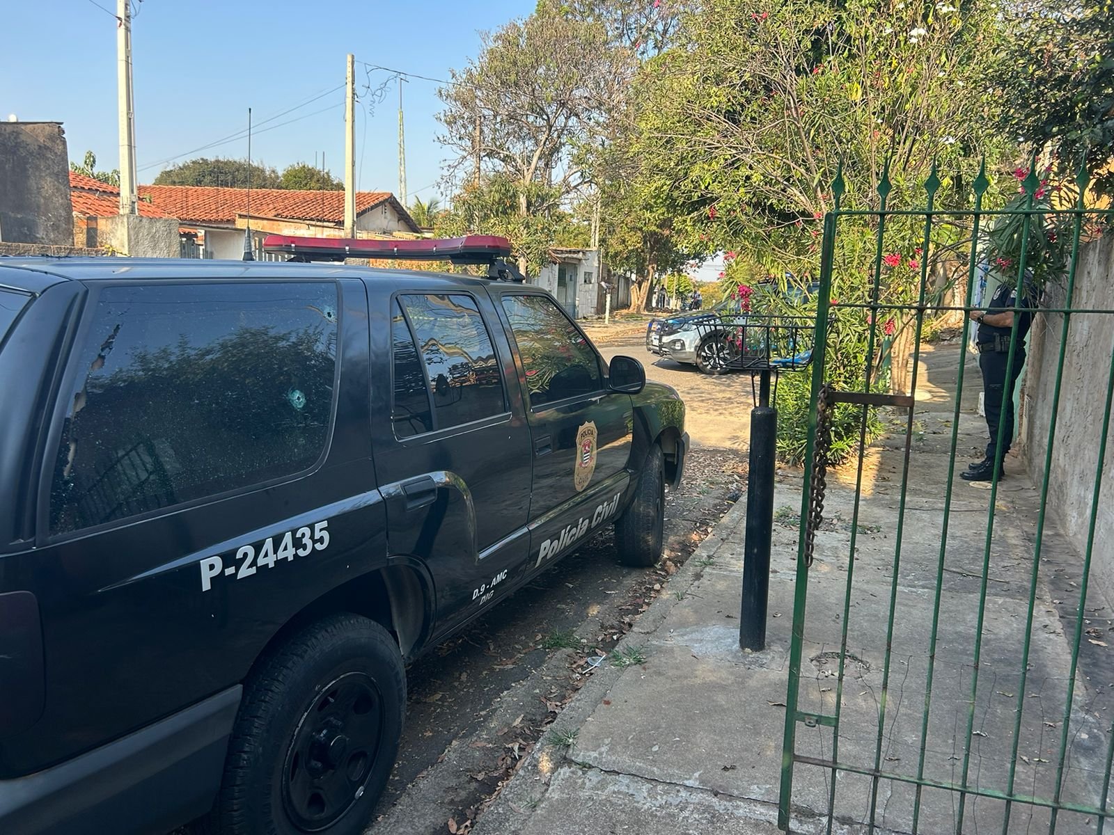 A equipe da delegacia especializada realizava uma operação de cumprimento de mandado de busca e apreensão em uma residência localizada na rua Santa Catarina, no bairro Praia AzuL.