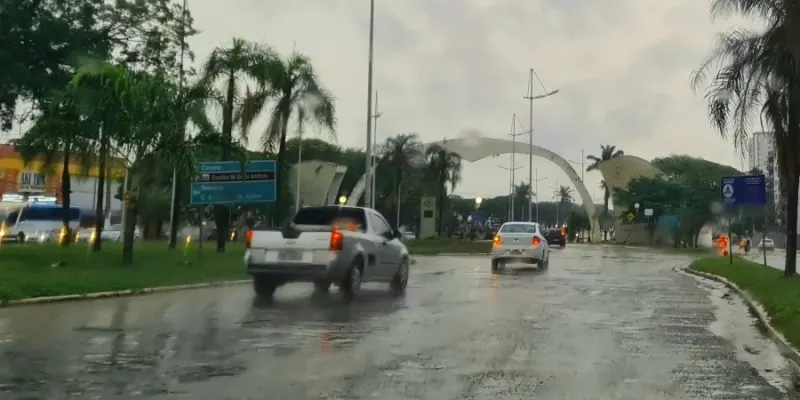 A nova estação chega trazendo uma mescla de calor e instabilidade na região, características típicas do início da primavera, quando o contraste entre massas de ar quente e frio costuma gerar condições favoráveis a pancadas de chuva e aumento da nebulosidade. Enquanto isso, os moradores devem se preparar para enfrentar o calor intenso, com atenção à hidratação e cuidados com a exposição prolongada ao sol.