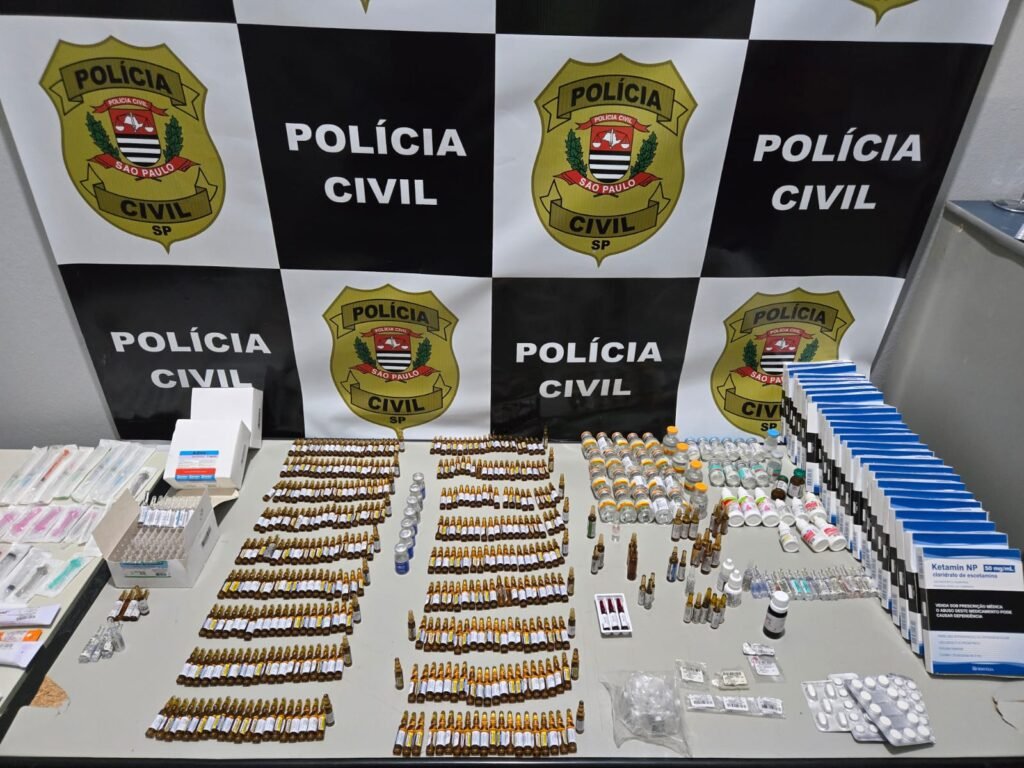 Funcionária foi indiciada pelos crimes de desvio e venda ilegal de medicamentos controlados, com agravantes por ser funcionária pública por equiparação. As substâncias apreendidas foram encaminhadas para procedimentos de análise e custódia.