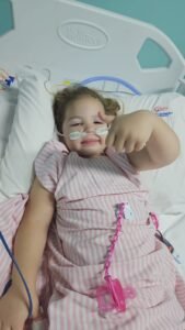 Pequena Pietra, de 3 anos, está internada há dez dias e necessita de doações de sangue