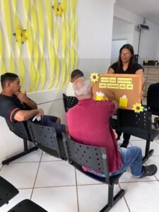 A equipe da UBS (Unidade Básica de Saúde) do Parque da Liberdade promoveu nesta segunda-feira (23) uma abordagem sobre prevenção ao suicídio como parte da campanha “Setembro Amarelo”. A ação foi direcionada a pacientes e acompanhantes que aguardavam por consulta médica. Os profissionais de saúde explanaram diversas questões relacionadas à saúde mental, apresentaram estatísticas sobre o suicídio no Brasil e orientaram as pessoas sobre como buscar ajuda. No dia 3 e 18 de setembro, o tema também foi abordado na UBS Parque Gramado. Os profissionais distribuíram mensagens motivacionais e conversaram com o público presente sobre a importância da preservação da vida em todos os seus ciclos. O tema continuará sendo discutido nos grupos de promoção da saúde, que acontecem semanalmente na unidade. Onde buscar ajuda O município possui três unidades de Caps (Centro de Atendimento Psicossocial): Caps "Arte & Vida” – atendimento para adultos. Rua Estevão Carlos Vicentini, nº 115 – Jardim Dona Rosa. Caps "Larissa de Almeida" – destinado ao público infantojuvenil. Rua dos Cravos, 1.702 – Jardim São José. Caps "Nova Vida” (álcool e outras drogas) – específico para adultos com grave comprometimento decorrente do uso de substâncias psicoativas. Rua Joaquim Puppo, s/n – Vila Dainese. Basta se dirigir a uma das unidades e apresentar comprovante de endereço e um documento com foto para ser atendido. A assistência no Caps também é feita por meio de encaminhamentos, que são realizados pelos médicos das UBSs (Unidades Básicas de Saúde), bem como outros serviços da rede municipal de saúde.