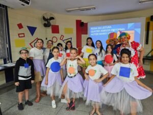 O Dia do Cabelo Maluco reinou na programação das escolas da rede municipal de Educação de Americana e foi, de longe, a atividade mais presente na Semana da Criança. E, para alegria dos pequenos, também teve teatro, rodas de leitura, brincadeiras tradicionais, oficinas com argila e slime e outras atividades pedagógicas.