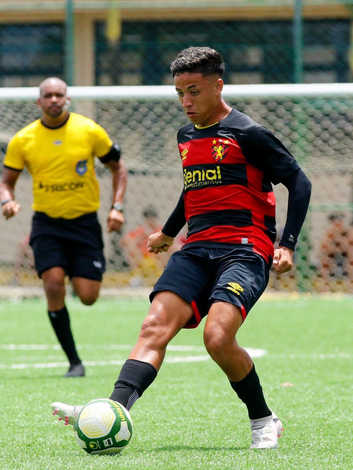 A ligação com a cidade é íntima. Natural de Americana, o atleta de 17 anos visita quando pode a família para matar a saudade e recarregar as energias. Além disso, marcou compromisso para visitar o Camisa 10, projeto da cidade que o revelou para o futebol, em 2021 - de lá, ele foi para o Cosmopolitano, de Cosmópolis, CRB e agora Sport.