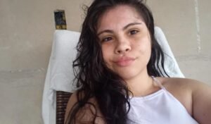 A jovem Larissa Ladielly Borges Gomes, 23 anos, vive uma batalha diária contra uma condição rara e degenerativa, conhecida como Ataxia Espinocerebelar do tipo 2 (SCA2). O diagnóstico é um distúrbio neurológico que afeta diretamente o sistema nervoso, causando tremores constantes e perda progressiva de mobilidade.