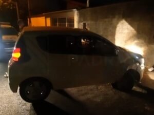 Ladrão rouba carro em Nova Odessa, mas acaba batendo o veículo contra muro de casa