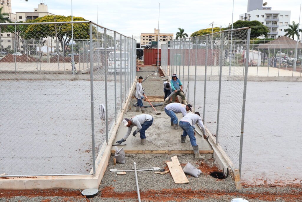 Obras da praça de esportes na região do Portal avançam com concretagem do piso