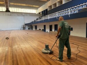 Quadra do ginásio do Centro Cívico recebe revitalização do piso