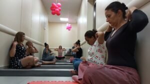 Voltada para o bem-estar do corpo e da mente, a atividade fez parte da programação especial da campanha Outubro Rosa, de prevenção ao câncer de mama.