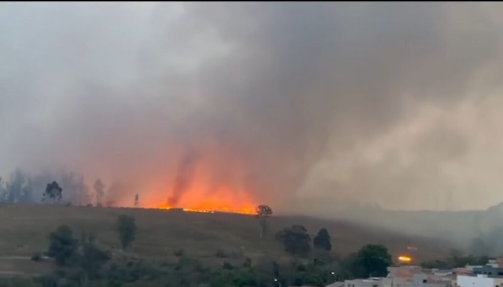 Por volta das 23h o fogo foi controlado, ficando apenas focos em áreas isoladas que foram monitorados pelos funcionários da fazenda devido ao difícil acesso.