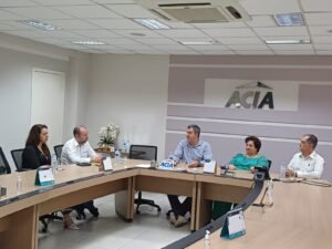 Aluno inicia no ensino médio na AMS (Articulação Médio Superior), participa de mentoria com empresas e após três anos ingressa de forma direta para o nível superior e se forma dois anos depois.