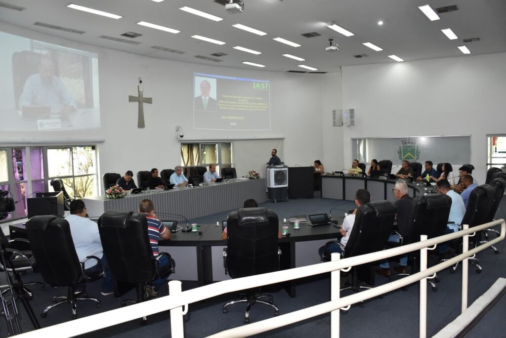 A pauta teve início com a discussão do projeto de decreto legislativo de autoria da Comissão Permanente de Finanças, Orçamento e Economia do Legislativo, que reprovou as contas da prefeitura referentes a 2019, nos termos do parecer desfavorável emitido pelo TCE-SP (Tribunal de Contas do Estado de São Paulo).