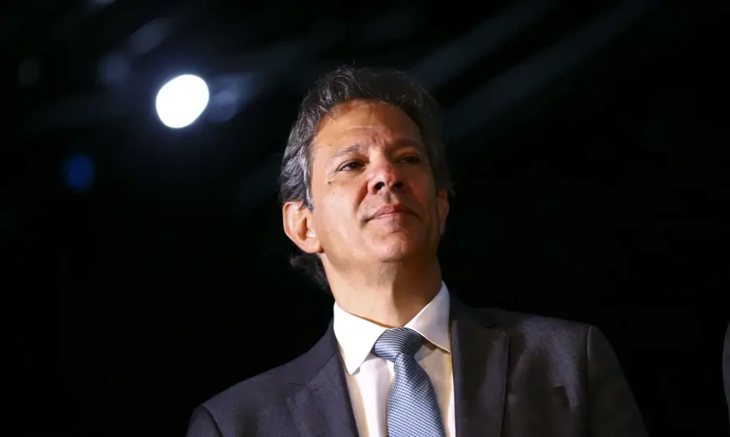 Dólar bate R$6 pela primeira vez após anúncio de Haddad sobre pacote fiscal e aumento de isenção do IR