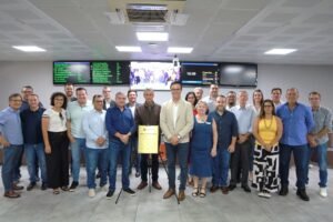 A Câmara Municipal de Americana realizou nesta terça-feira (12), no início 40ª sessão ordinária, ato solene de inauguração da Galeria 12 de Novembro, em comemoração ao centenário de emancipação política de Americana. Localizada no corredor de acesso ao Plenário Dr. Antônio Álvares Lobo, a galeria apresenta uma série de fotos e documentos que contam os passos da emancipação do município.