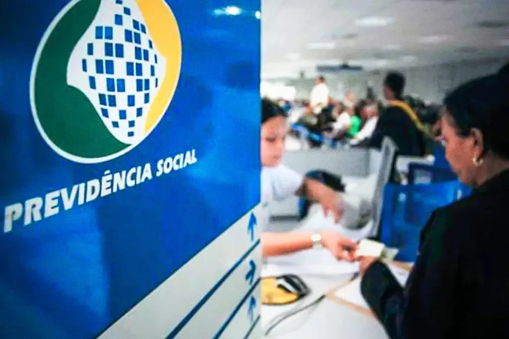 O Instituto Nacional do Seguro Social (INSS) informou que 175 mil brasileiros já utilizaram o cartão INSS Vale+, que permite a antecipação de R$ 150 de aposentadoria, pensão e outros benefícios permanentes pagos pelo órgão. O desconto ocorre diretamente na folha de pagamento do mês consecutivo. "Esse número é significativo, pois demonstra que havia demanda. O cartão evita que a pessoa contraia um empréstimo maior do que realmente precisa, prevenindo um ciclo de dependência financeira" explica Alessandro Stefanutto, presidente do INSS. O instituto planeja avaliar a performance do INSS Vale+, incluindo o valor liberado para antecipação. "No final de fevereiro, está prevista uma revisão da medida para verificar se o valor oferecido pelo INSS Vale+ atende às expectativas dos segurados" afirmou Stefanutto. INSS Vale+ com novo acesso No último dia 20, o INSS anunciou que os beneficiários poderão antecipar o INSS Vale+ utilizando um cartão físico ou outro meio disponível com biometria. A transação será permitida apenas se o cartão do beneficiário tiver chip e senha pessoal para confirmação de segurança. Para outros meios, como o cartão virtual, será exigida biometria. Em ambas as modalidades, não é necessário desbloqueio prévio do programa. Uma segunda portaria definiu que o valor antecipado não afetará os limites de crédito consignado. O desconto de uma antecipação salarial só poderá ser feito dentro do limite disponível e sem ultrapassar o teto permitido pelas leis que regulam o empréstimo consignado. Caso outras dívidas atinjam esse limite, a antecipação salarial não poderá ser utilizada.