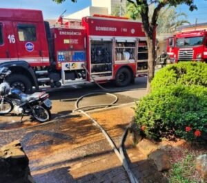 De acordo com a corporação, a chamada foi feita por uma funcionária que chegou cedo para abrir o restaurante. Ao perceber a fumaça preta, ela acionou os bombeiros, que conseguiram controlar o fogo.