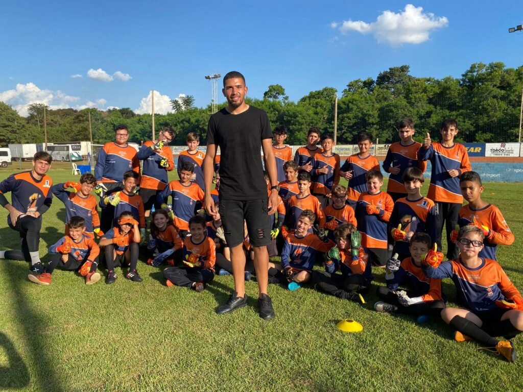 Léo tem na sua trajetória clubes como Unidos do Cordenonsi/Rio Branco, Redbull Bragantino, Caldense, Ituano, até chegar ao Cruzeiro no início deste ano. Ele tem contrato até 2026.