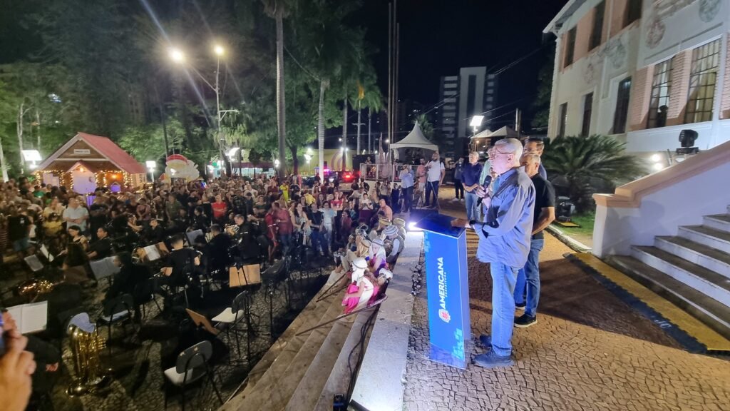 Na Praça Basílio Rangel, no Centro, próximo ao letreiro "Eu Amo Americana", foi instalada uma árvore de Natal com 6 metros de altura.