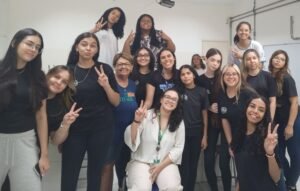 Ao longo do ano foram sete encontros programados na escola, onde houve roda de conversa para a discussão de temas como saúde mental, bullying, saúde sexual e prevenção, entre outros escolhidos pelas alunas.