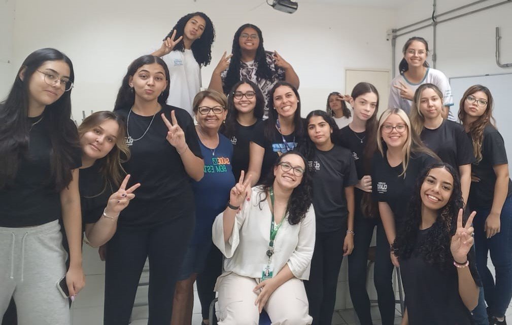 Ao longo do ano foram sete encontros programados na escola, onde houve roda de conversa para a discussão de temas como saúde mental, bullying, saúde sexual e prevenção, entre outros escolhidos pelas alunas.