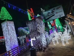 A atração natalina conta com moinho, ovelhas, renas, uma fonte com moinho d’água, cascata e os personagens tradicionais: Jesus, Maria e José. O presépio foi criado em 1997 e chegou a ter sua exibição interrompida por um período, sendo retomada em 2022.