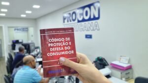 De acordo com a equipe do Procon, pelo menos dez pessoas procuraram a unidade, na quarta (13) e quinta-feira (14), relatando que receberam a ligação de uma mulher, se identificando como Paula do Procon. Ela dizia que a vítima teria uma dívida relativa a multas e que era necessário realizar o pagamento da suposta pendência e que, caso não realizasse, o nome iria para protesto.