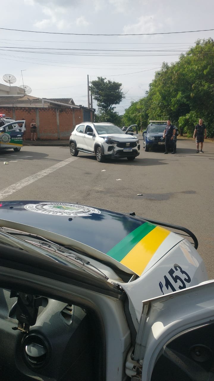 Uma equipe da GC iniciou buscas pelo veículo, que foi localizado na rua Jorge Juventino de Aguiar. Os guardas tentaram abordagem com sinais sonoros e luminosos. No entanto, o condutor desobedeceu à ordem de parada e iniciou uma fuga, arrancando em alta velocidade.