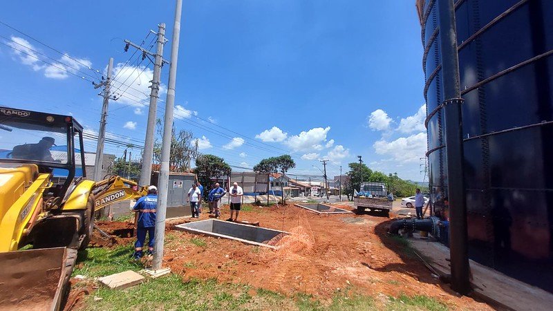 O DAE (Departamento de Água e Esgoto) de Americana iniciou nesta segunda-feira (11) as obras de interligação da subadutora (SA-16) no novo Centro de Reservação de Água em construção no Parque Gramado (CR-16). As equipes executam o trabalho na caixa de entrada do reservatório.