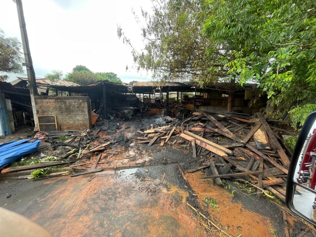 Cinco viaturas foram acionadas para atender a ocorrência, com a participação de 11 bombeiros sob o comando. A operação também contou com o apoio da Defesa Civil e do DAE (Departamento de Água e Esgoto) de Santa Bárbara d’Oeste.