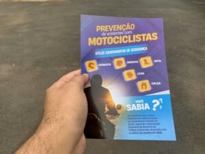 A antena é um equipamento retrátil fixado no guidão da moto que, quando esticado, evita que as linhas cortantes entrem em contato com o tronco e o pescoço dos motociclistas. O objetivo é evitar acidentes com linhas com cerol ou a chamada "linha chilena".