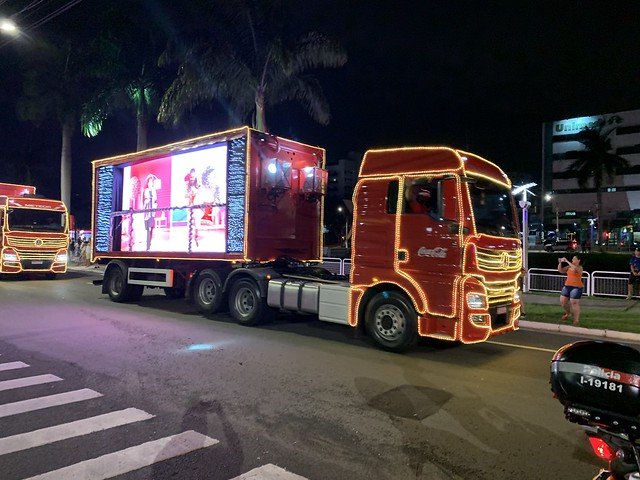 Americana recebe a Caravana de Natal da Coca-Cola 2024 nesta quarta-feira (4). O trajeto terá início às 19h30, em frente ao Supermercados Pague Menos do Jardim Brasil, e será encerrado na Avenida Brasil, na altura do McDonald’s.