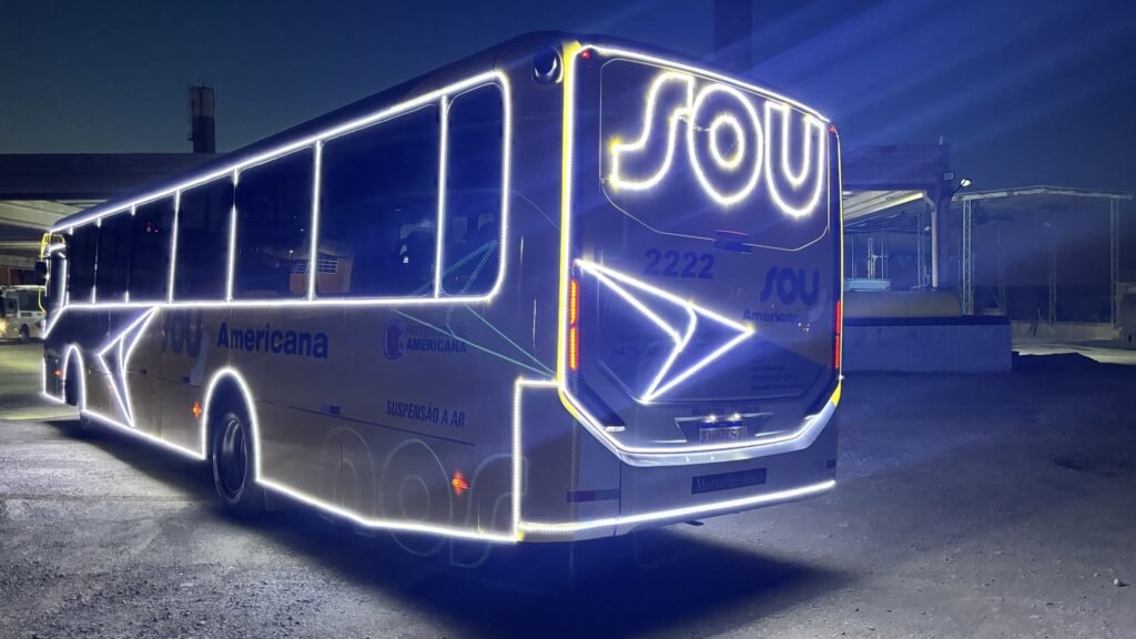 Ônibus iluminado leva clima natalino para as ruas de Americana