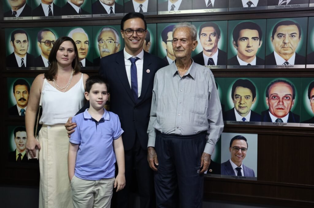 Quadro do vereador Thiago Brochi é entronizado na Galeria de Presidentes da Câmara