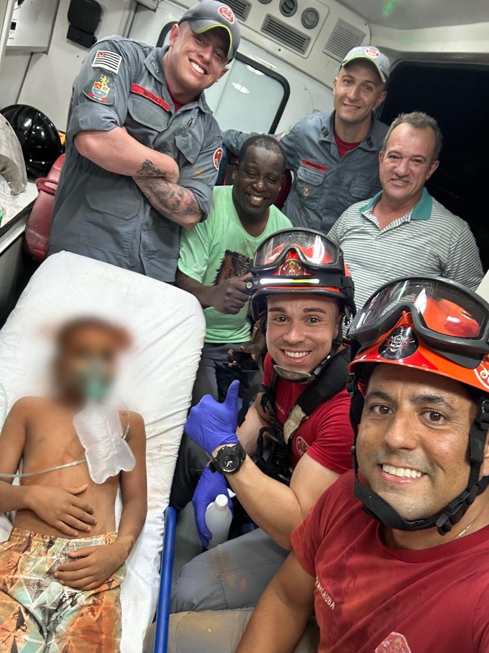 O acidente aconteceu por volta das 18h20, quando a criança brincava com um amigo em um terreno em construção. Em determinado momento, ele caiu na broca e ficou preso no fundo, imóvel, mas consciente. O Corpo de Bombeiros foi acionado imediatamente e chegou ao local para iniciar o resgate.