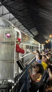 Trem iluminado de Natal da Rumo chega em Americana neste domingo